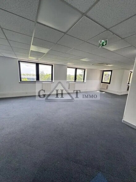 Office in Saint-Denis for lease - Interior Photo - Image 2 of 12