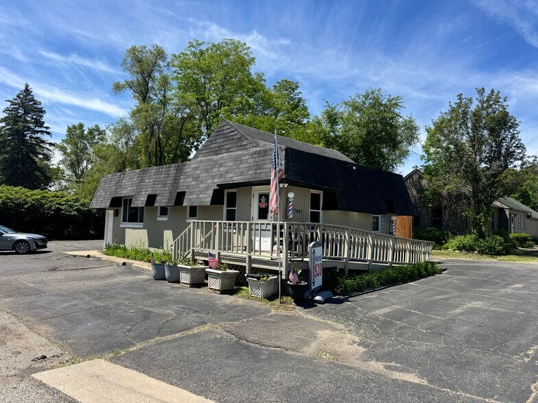 7045 Cooley Lake Rd, West Bloomfield, MI à vendre - Photo du bâtiment - Image 2 de 12