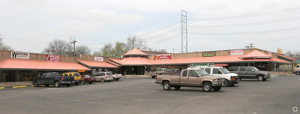 3333 West Ave, San Antonio, TX for lease - Building Photo - Image 2 of 13