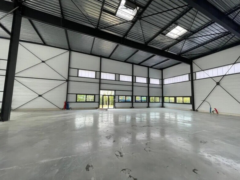 Industrial in Cergy for lease - Interior Photo - Image 2 of 4