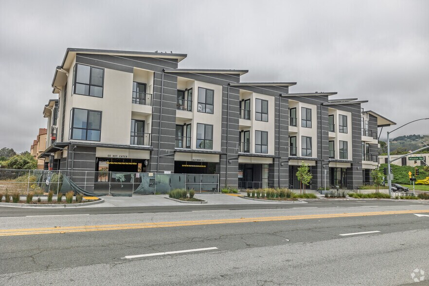 889 Mc Lellan Dr S, South San Francisco, CA à vendre - Photo du bâtiment - Image 2 de 4