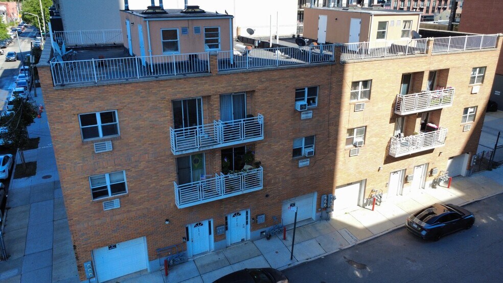 Three Hallets Point 3-Families portfolio of 3 properties for sale on LoopNet.ca - Building Photo - Image 2 of 5