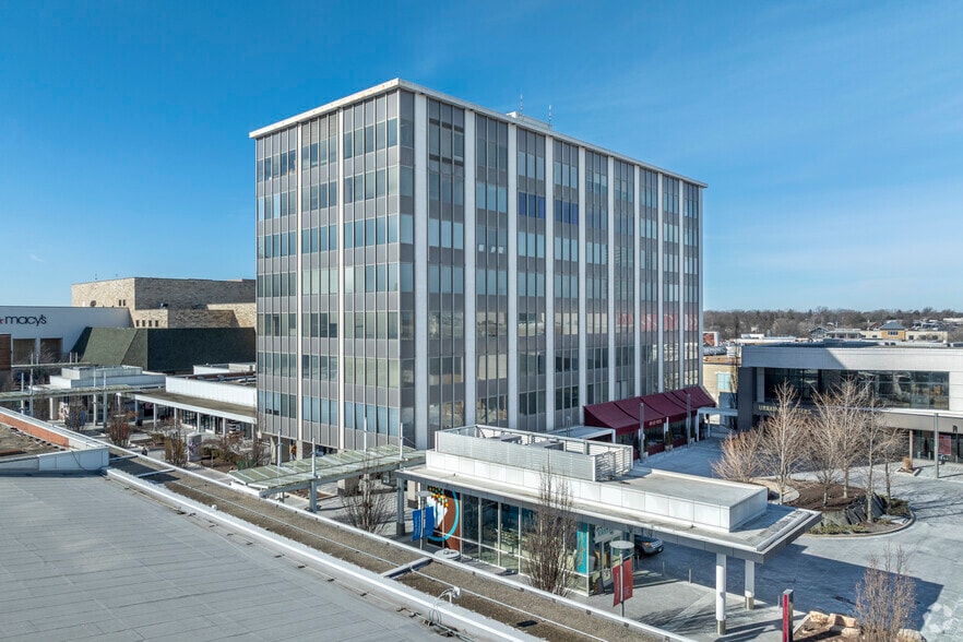 100-120 Oakbrook Ctr, Oak Brook, IL for lease - Primary Photo - Image 1 of 14