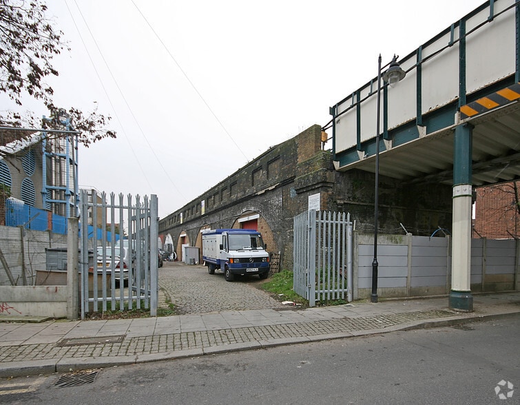 132 Skeltons Ln, Londres à louer - Photo principale - Image 1 de 1