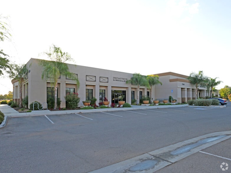 7060 N Recreation Ave, Fresno, CA for lease - Primary Photo - Image 1 of 4