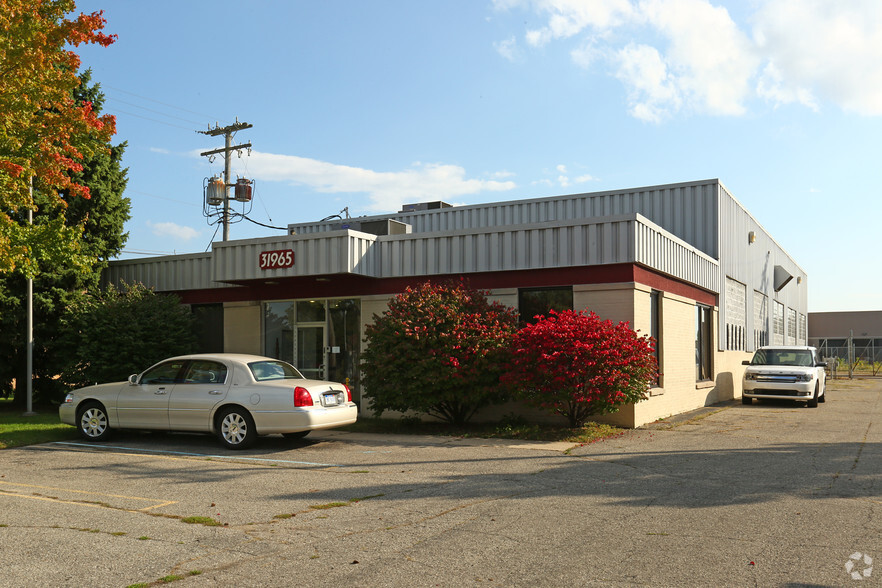 31965 Schoolcraft Rd, Livonia, MI for lease - Primary Photo - Image 1 of 7