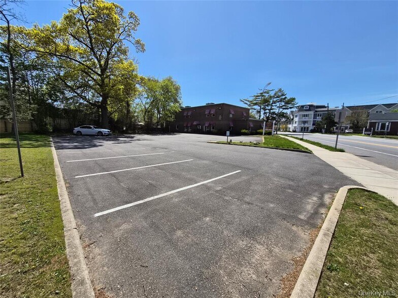 121 W Oak St, Amityville, NY à louer - Photo du bâtiment - Image 3 de 23