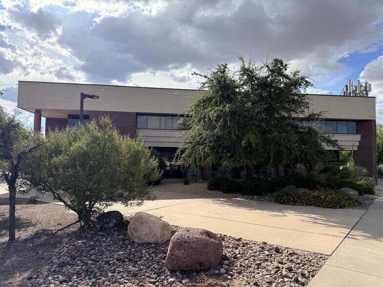 425 S Telshor Blvd, Las Cruces, NM à louer - Photo du bâtiment - Image 2 de 7
