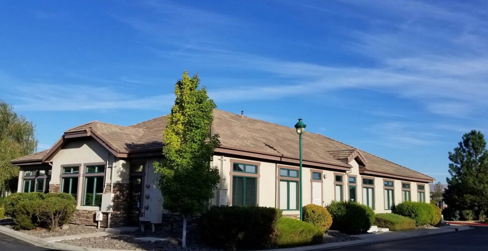 160 W Huffaker Ln, Reno, NV à louer - Photo du bâtiment - Image 2 de 7