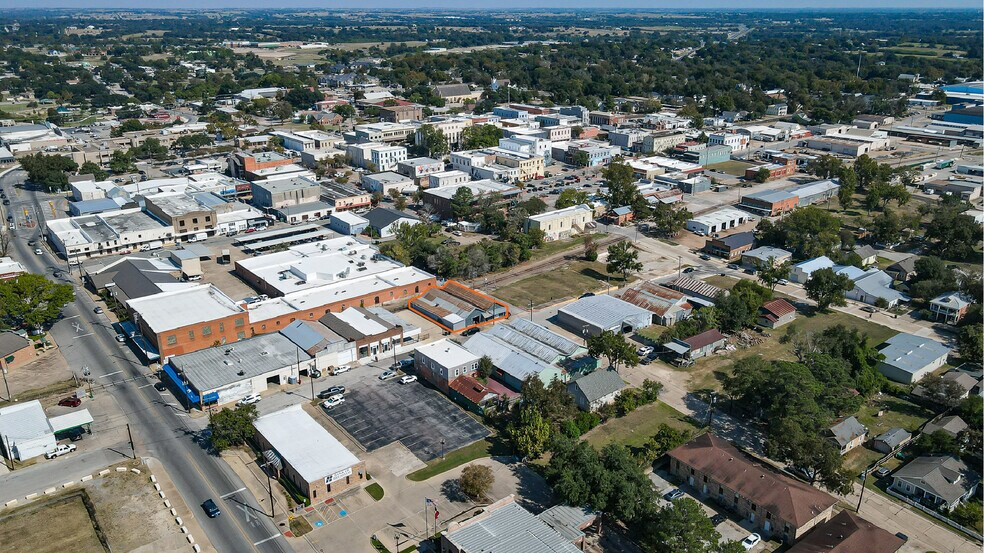 200 W First St, Brenham, TX à vendre - Photo du bâtiment - Image 3 de 12