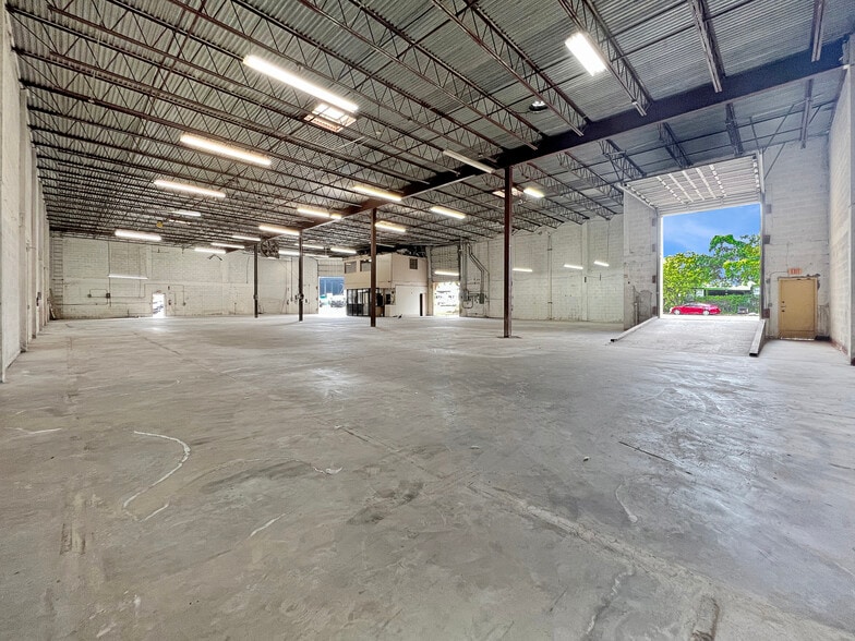 2300 NW 34th Ave, Miami, FL for lease - Building Photo - Image 3 of 10