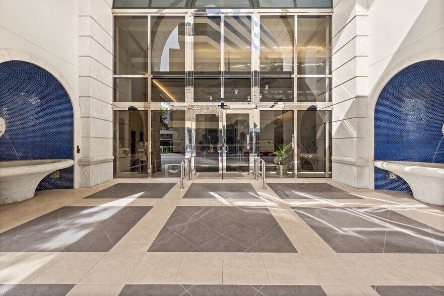 2020 Ponce De Leon Blvd, Coral Gables, FL à vendre - Photo du bâtiment - Image 3 de 4