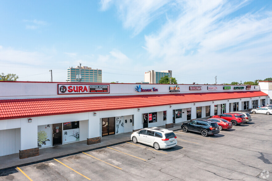 6900-6952 S Lewis Ave, Tulsa, OK for lease - Building Photo - Image 2 of 5