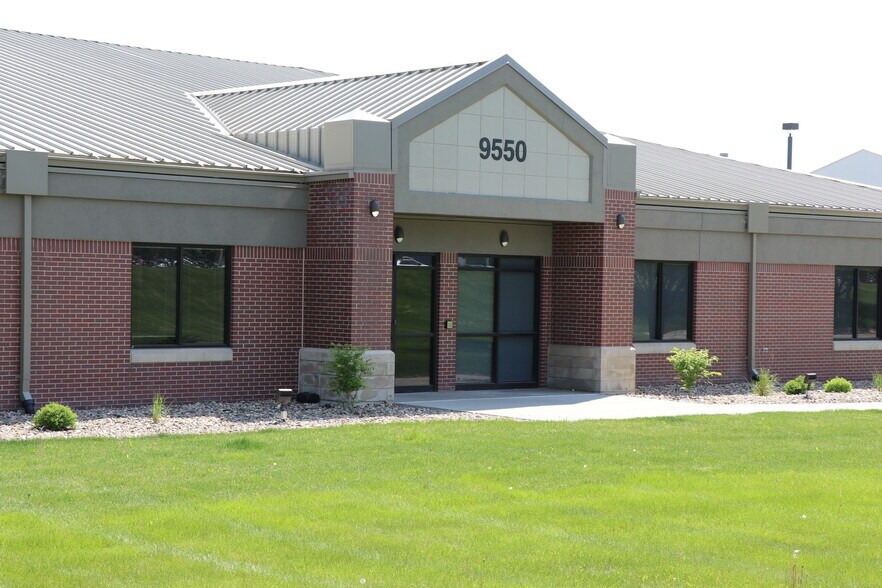 9550 Hickman Rd, Clive, IA à vendre - Photo du bâtiment - Image 1 de 1