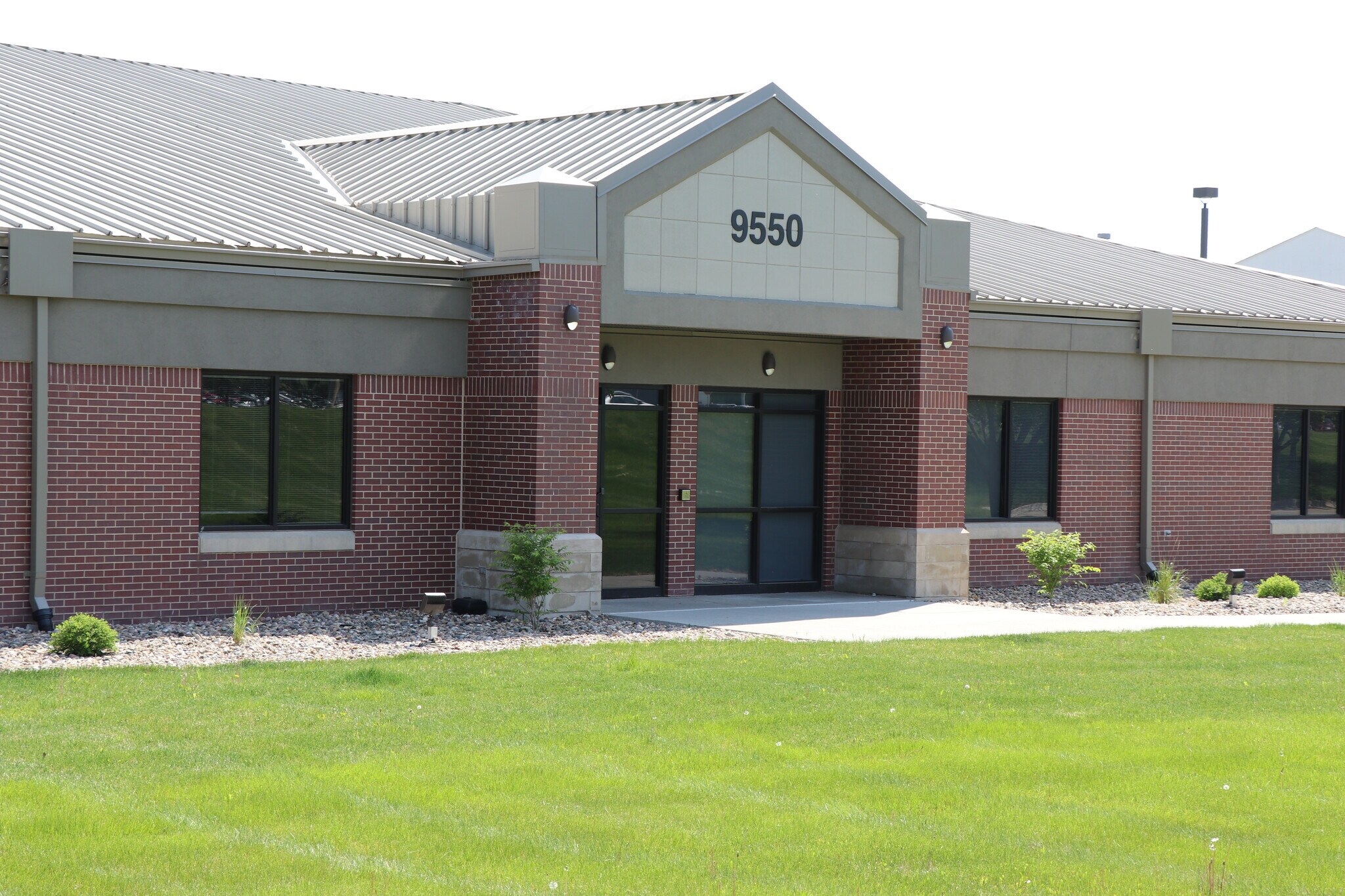 9550 Hickman Rd, Clive, IA à vendre Photo du bâtiment- Image 1 de 2