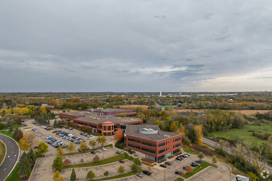 10700 Bren Rd W, Minnetonka, MN à louer - Photo du bâtiment - Image 2 de 16