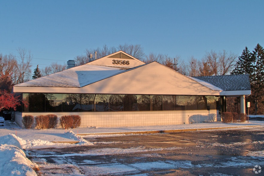 33566 W 8 Mile Rd, Farmington Hills, MI à louer - Photo du bâtiment - Image 2 de 7