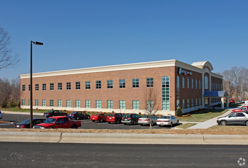 6010 Golding Center Dr, Winston-Salem, NC à vendre - Photo du bâtiment - Image 2 de 32