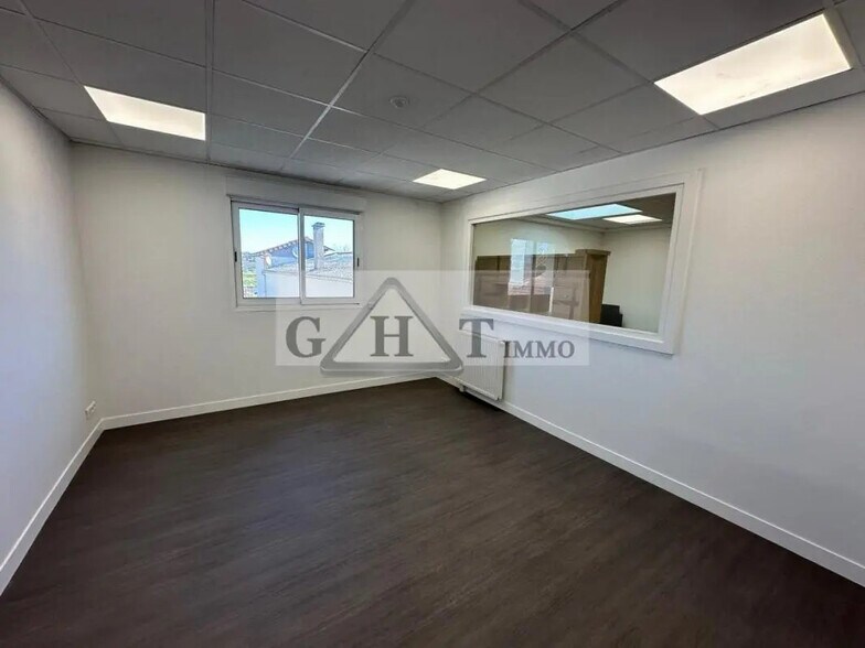Office in Montgeron for lease - Interior Photo - Image 1 of 3