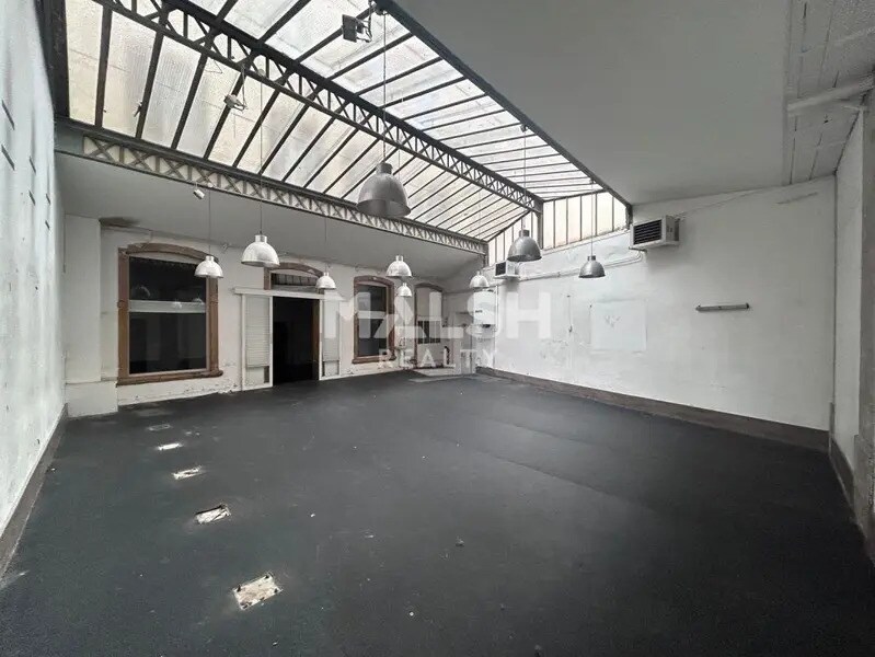 Retail in Lyon for lease Interior Photo- Image 1 of 7