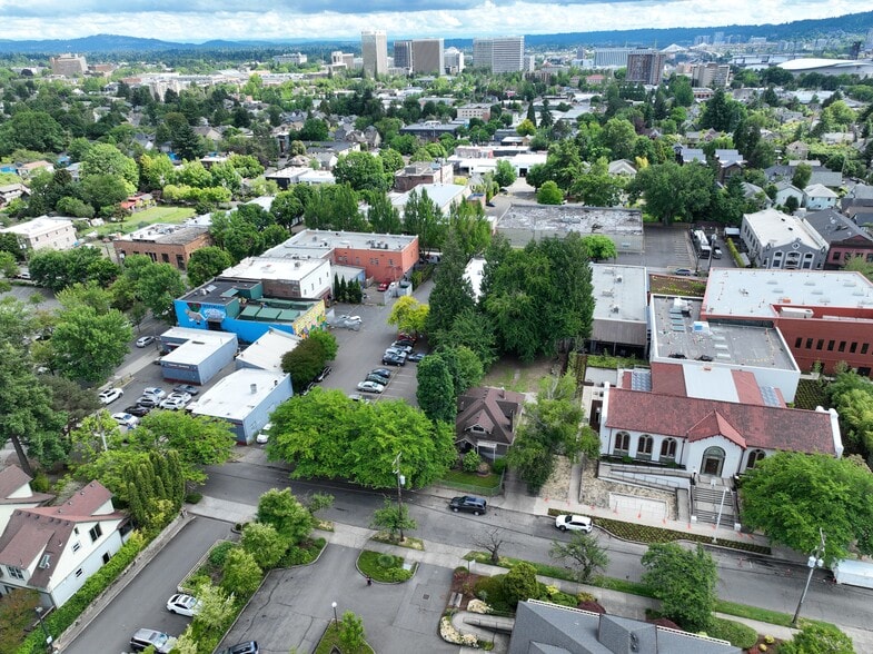 236 NE Knott St, Portland, OR for sale - Building Photo - Image 2 of 3