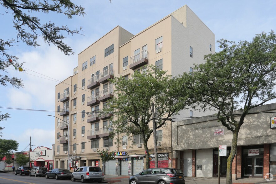 3538 Junction Blvd, Corona, NY à louer - Photo du bâtiment - Image 2 de 3