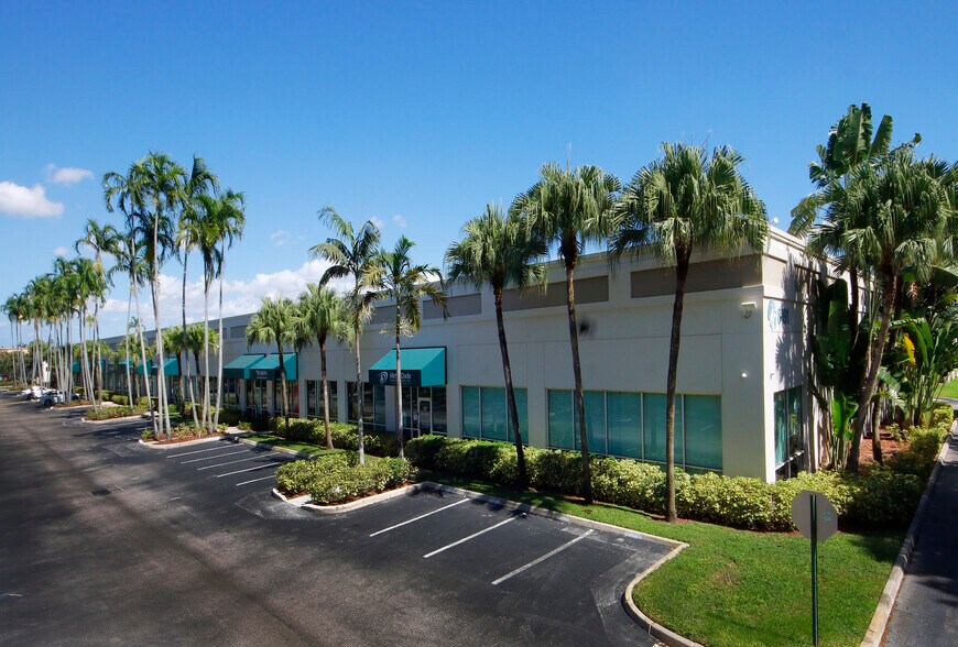 8491 NW 17th St, Miami, FL à louer - Photo du bâtiment - Image 3 de 3