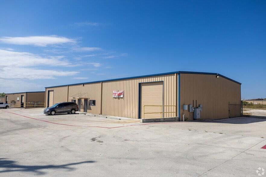 111 Iron Rd, Hutto, TX for lease - Building Photo - Image 1 of 4