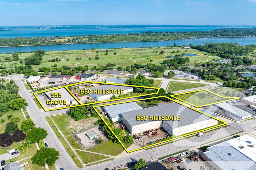 3- Building Campus portefeuille de 3 propriétés à vendre sur LoopNet.ca - Photo du bâtiment - Image 1 de 4