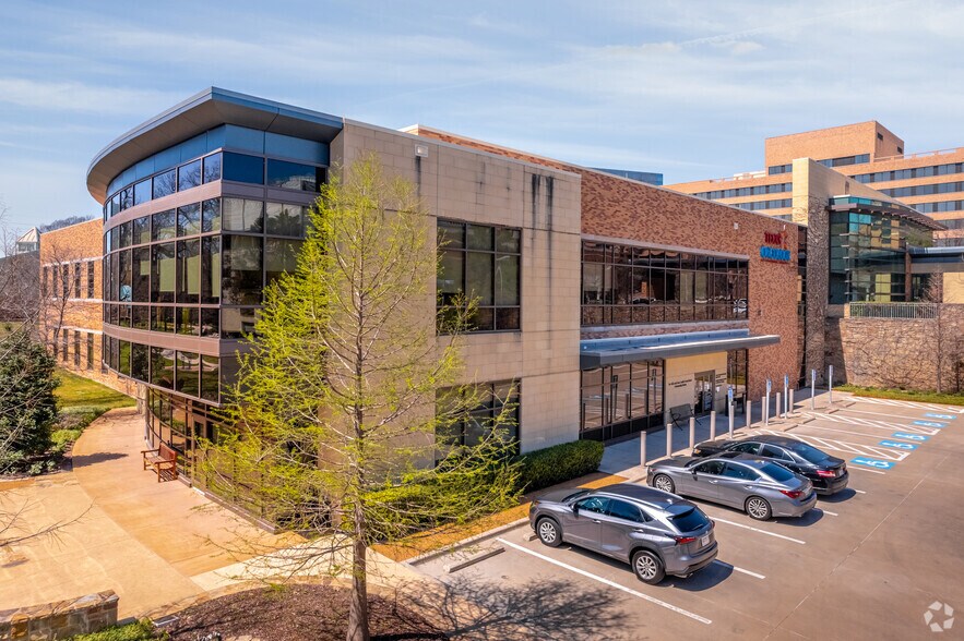 8196 Walnut Hill Ln, Dallas, TX à louer - Photo du bâtiment - Image 1 de 12
