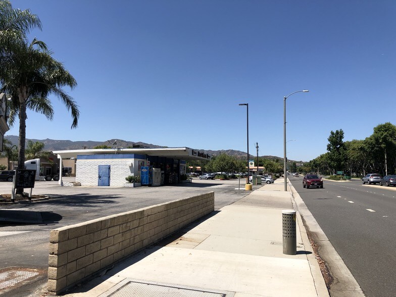23718 Lyons Ave, Santa Clarita, CA à louer - Photo du bâtiment - Image 3 de 12