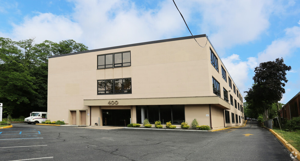 400 W Main St, Riverhead, NY for lease - Primary Photo - Image 1 of 4