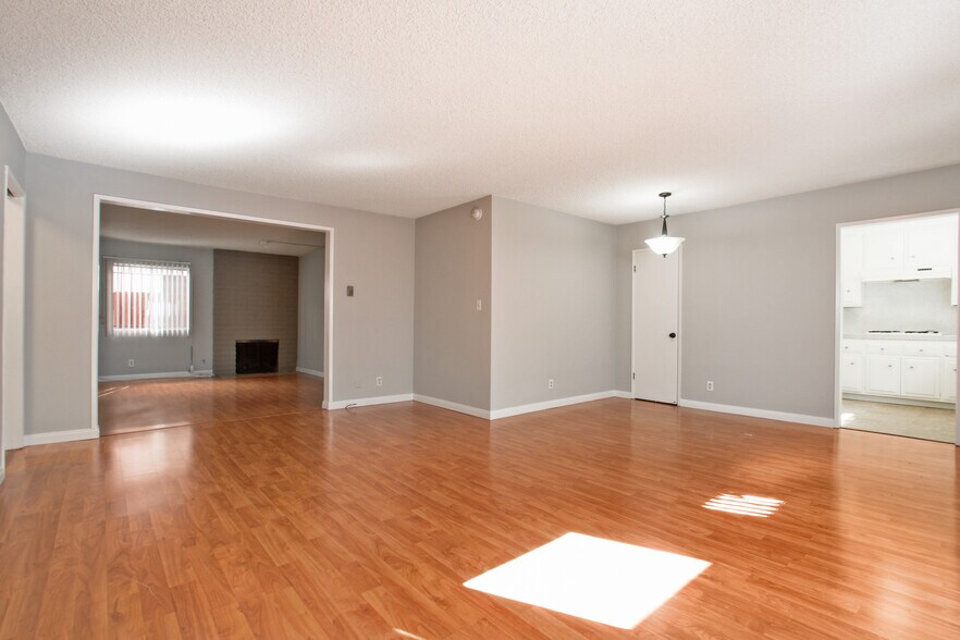 3735 Mentone Ave, Los Angeles, CA à vendre - Photo du bâtiment - Image 2 de 23