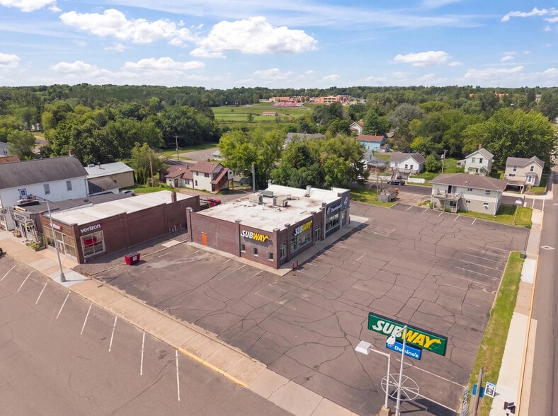 1201 Elm St, Cumberland, WI à vendre - Photo du bâtiment - Image 2 de 7