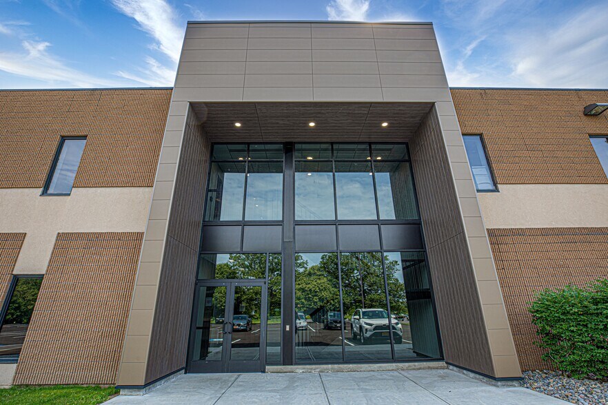 6712 Brooklawn Pky, Syracuse, NY à louer - Photo du bâtiment - Image 3 de 6