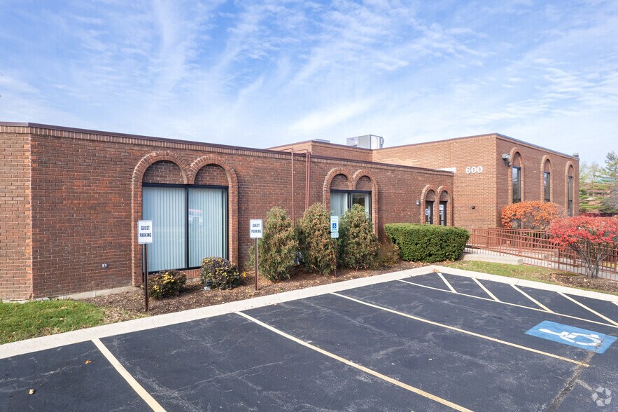 600 N First Bank Dr, Palatine, IL à vendre - Photo du bâtiment - Image 2 de 18
