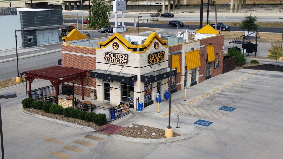Golden Chick - 4 Stores - All or Part portefeuille de 4 propriétés à vendre sur LoopNet.ca - Photo du bâtiment - Image 3 de 4