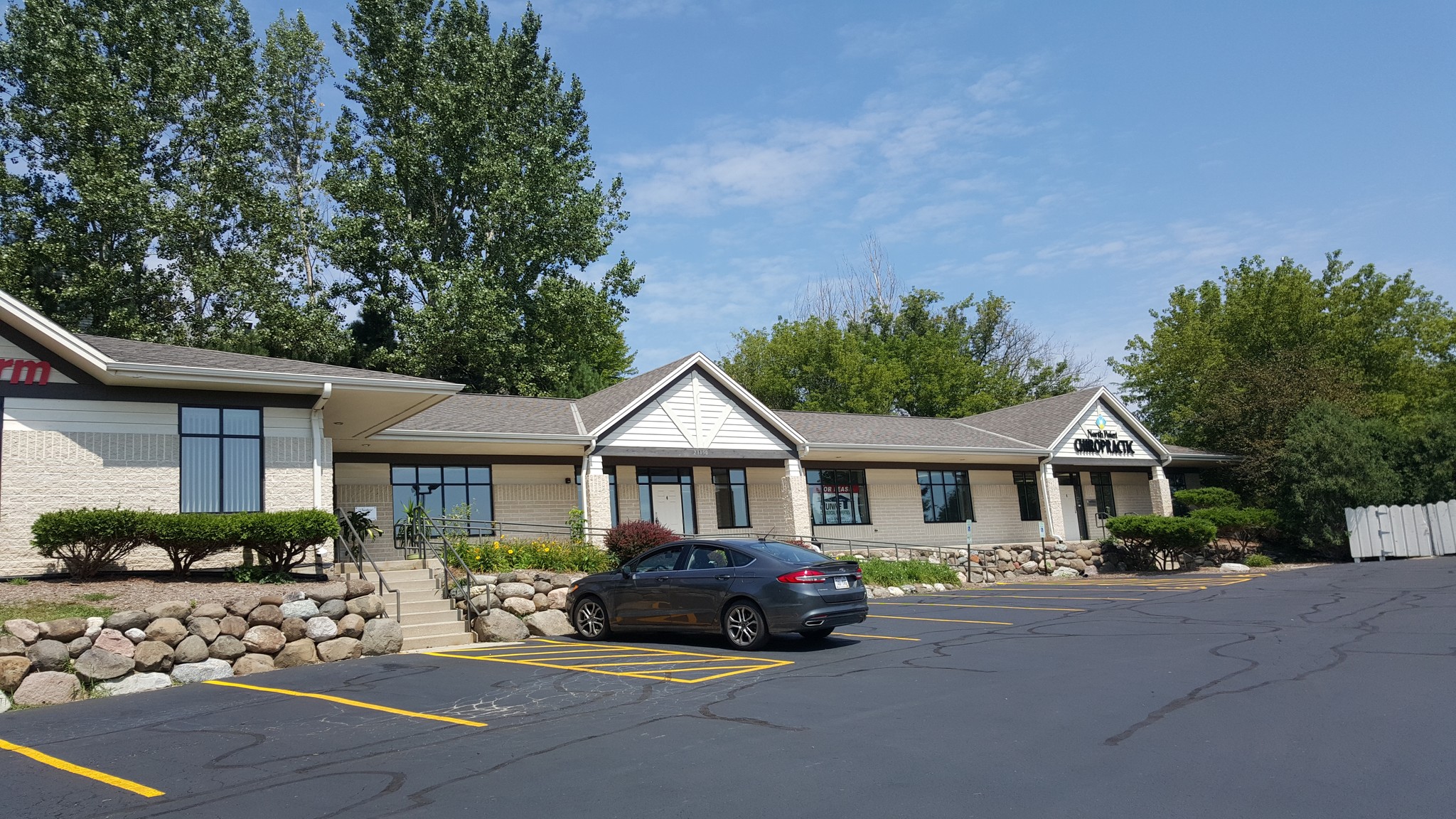 21150 W Capitol Dr, Brookfield, WI for lease Building Photo- Image 1 of 15