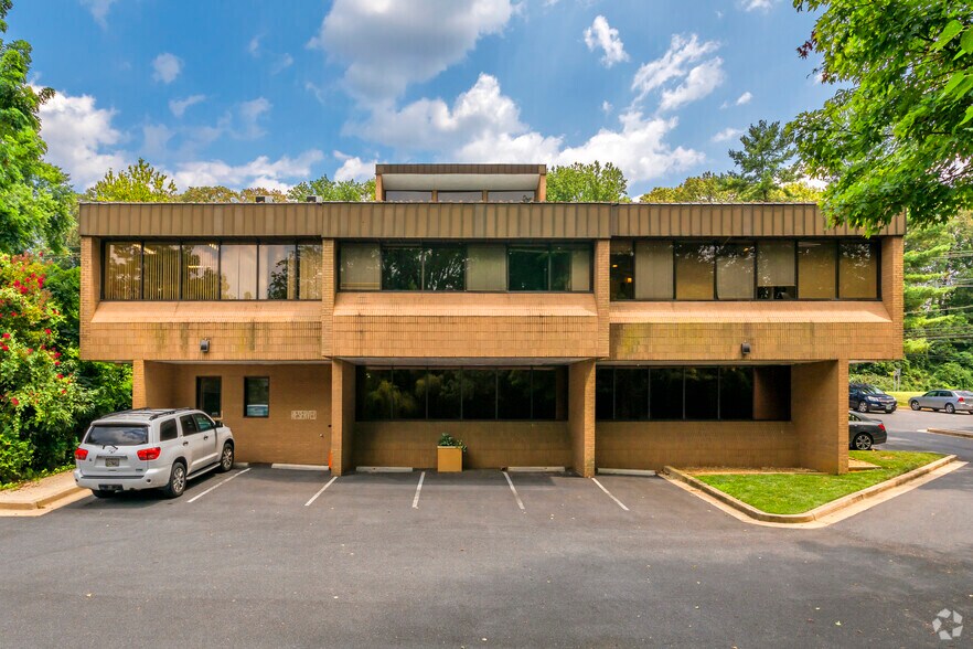 11404 Old Georgetown Rd, Rockville, MD à louer - Photo du bâtiment - Image 2 de 5