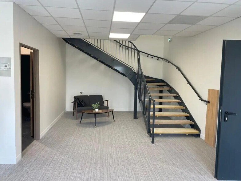 Office in Bondy for lease - Building Photo - Image 3 of 10