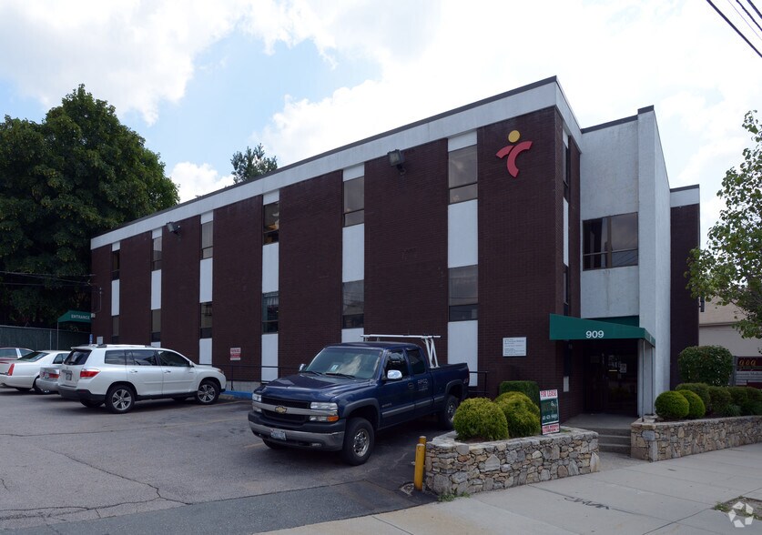 909 N Main St, Providence, RI for lease - Building Photo - Image 3 of 4