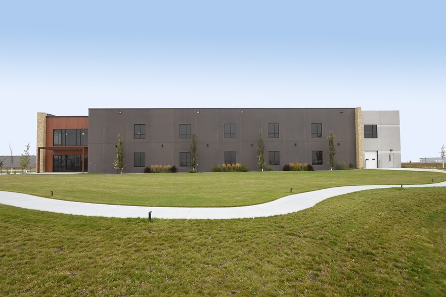 1080 You Betcha Dr, Horace, ND for sale - Primary Photo - Image 1 of 3