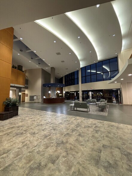 12255 DePaul Dr, Bridgeton, MO à louer - Hall d’entrée - Image 3 de 27