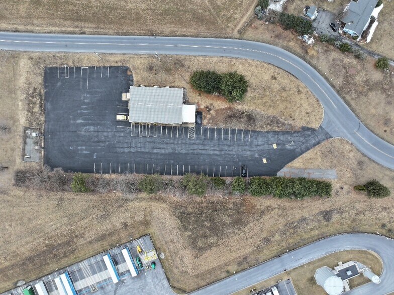 27 Feick Industrial Dr, Hamburg, PA for lease - Building Photo - Image 2 of 6