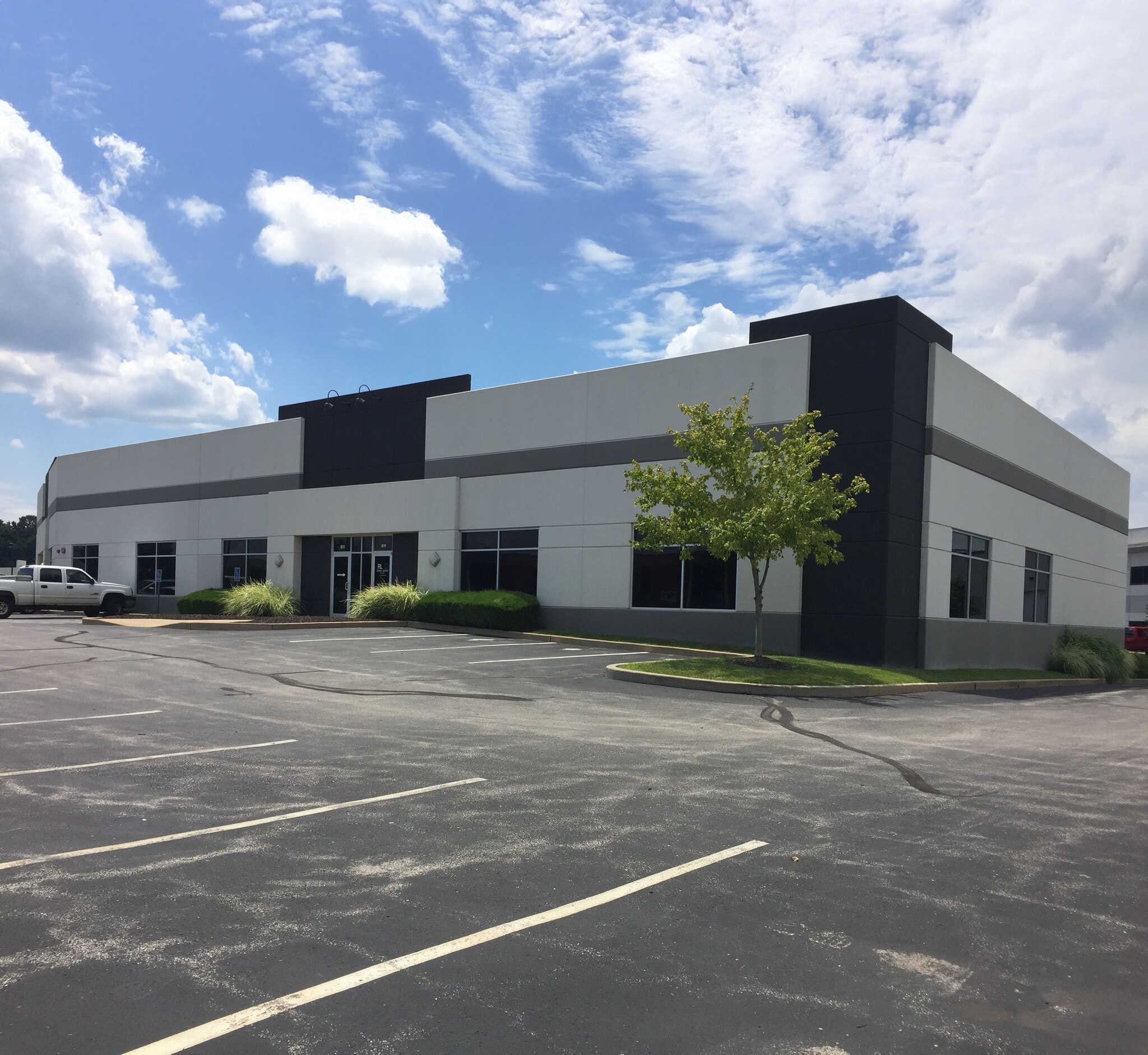 601-611 Trade Center Blvd, Chesterfield, MO for lease Primary Photo- Image 1 of 5