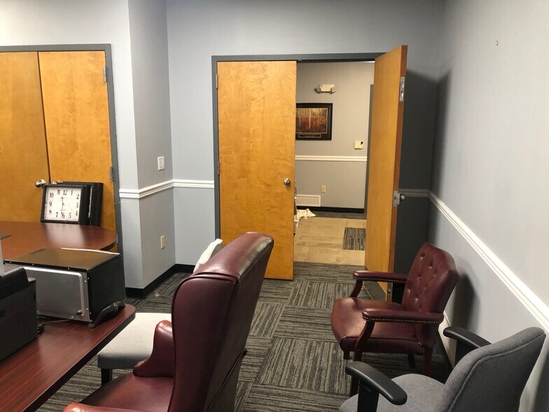 6 Wesley Ct, Middletown, NY for lease - Interior Photo - Image 2 of 24