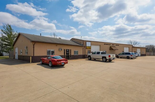 More details for 2300 Hoffman Dr, Effingham, IL - Retail for Sale