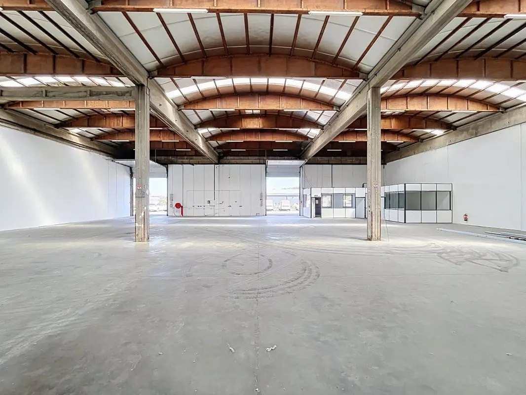 9 Rue Du Dauphiné, Saint-Priest for lease Interior Photo- Image 1 of 9