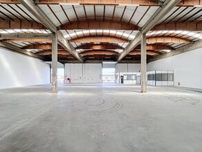 9 Rue Du Dauphiné, Saint-Priest for lease Interior Photo- Image 1 of 9