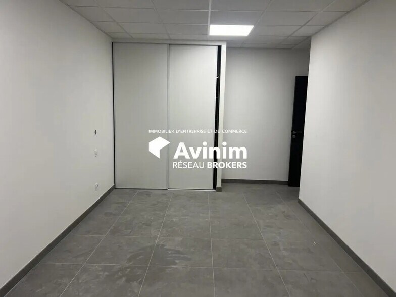 Office in Saint-Bonnet-de-Mure for lease - Interior Photo - Image 3 of 9